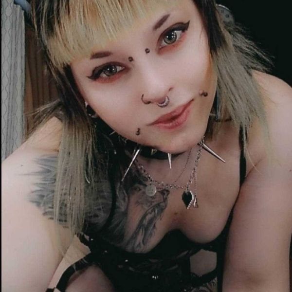 Pre-op mean transgirl goth gf, at your service. 5'2, 6'', switch/versatile (either strongly sub and slutty or confident and aroused dom). Ask for details! 200$/h 300$/h (+ Extra BDSM & Fetishes) Rules : *Condoms on at all time *No kissing, eating, bbbj or exchange of saliva Have your most recent STI screenings ready if you want to discuss possible GFe arrangements. ? More fresh pictures coming soon ?