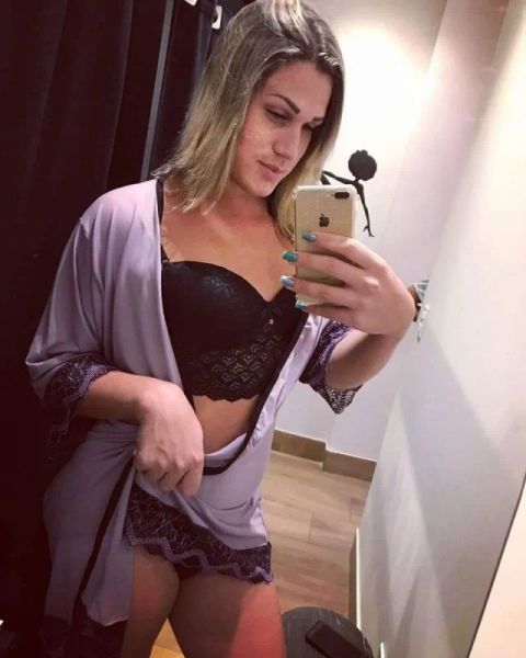 Olá amores me chamo Thaylla estilo namoradinha sem frescuras com um pau de 20cm e um cuzinho apertadinha com uma boca gulosa com um boquete gostoso tudão na garganta sem lacrimejar.. 