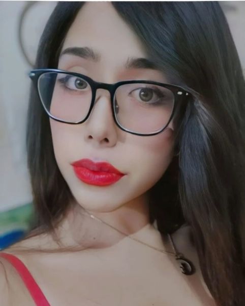 𝑨𝒍𝒊𝒔𝒔𝒐𝒏 𝑩𝒖𝒔𝒕𝒂𝒎𝒂𝒏𝒕𝒆, 21 añitos, blanquita, ojos claros, cabello castaño largo, 1.64m, 59kg y boquita golosa 😋
Me encantan los hombres dominantes y fogosos 😈 Soy super complaciente y cariñosa 😏
Trato de pareja 100% completito 😌