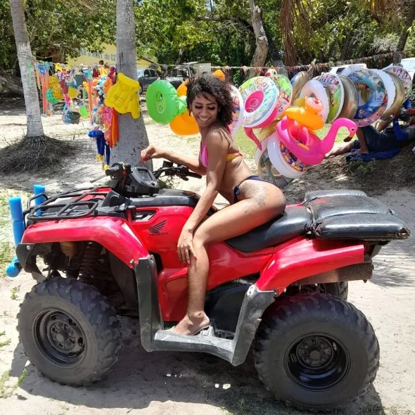 OI VIDAAASSS, TUDO BEM? ME CHAMO JENIFFER! MORO EM NATAL RN, ZONA OESTE.  SOU MULATA , BEM SIMPÁTICA EDUCADA! TENHO BASTANTE CALMA E PROCURO SEMPRE DEIXAR QUE OS CLIENTES SE SINTAM-SE A VONTADE  CABELOS CACHEADOS CURTO NATURAL😚  